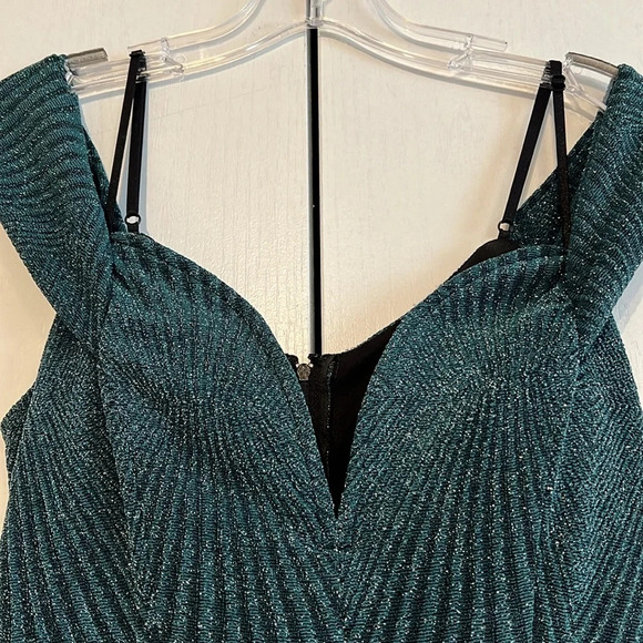 City Triangles Metallic Off The Shoulder Deep V-Neck Formal Evening Gown Sz 4 - Picture 7 of 16